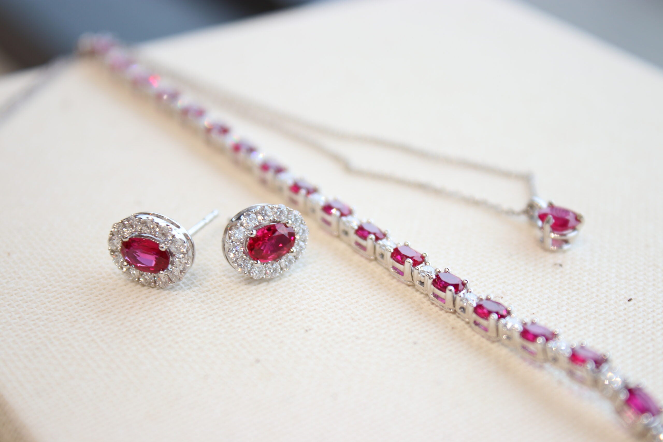 Pantone Color of the Year 2023