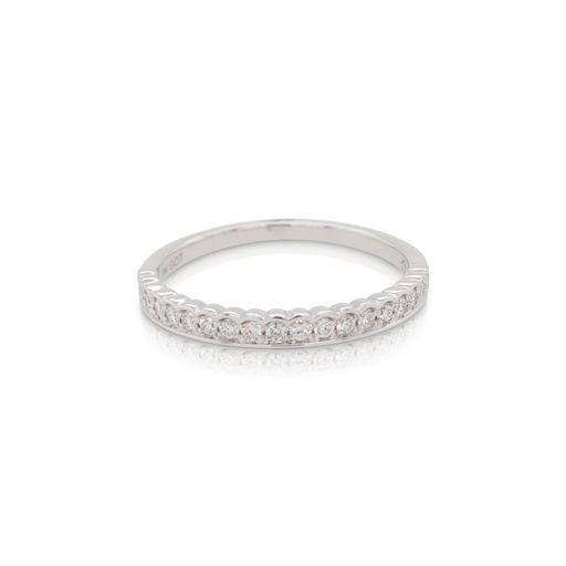 This diamond ring from Forevermark Tribute™ Collection is crafted from 18k white gold and features 0.20 total carats of half bezel set diamonds.