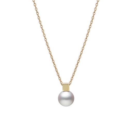 This pearl necklace by Mikimoto is crafted from 18k yellow gold and features a 7mm Akoya pearl.