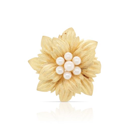 This Corletta brooch is crafted from 18k yellow gold and features 7 pearls in the center of this floral brooch.